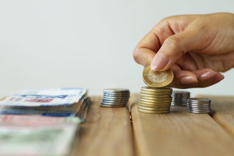 Persona acomodando dinero de pago de horas extras